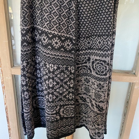 RECYCLED sweaters make this FUN & FLATTERING skirt! ♻️ see pic for all the deets - Picture 9 of 13